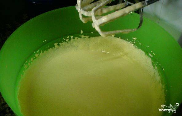 В миске взбиваем сахар и желтки. Так, чтобы смесь стала белой по цвету.