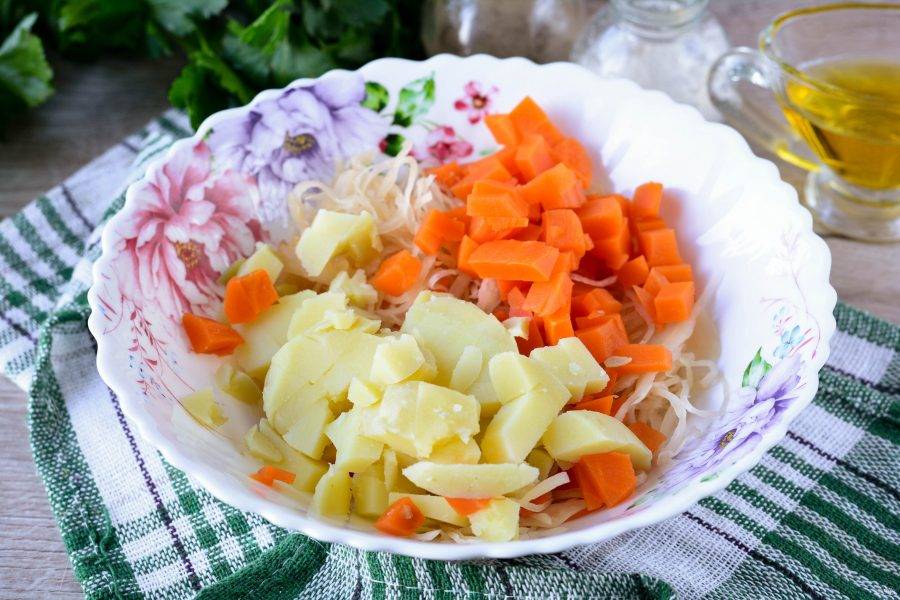 В миску отправьте квашеную капусту, картофель и морковку.