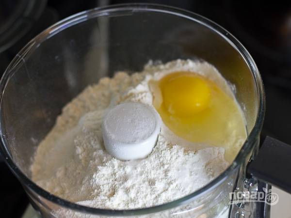 4. Для приготовления теста соедините яйцо, просеянную муку и щепотку соли. 
