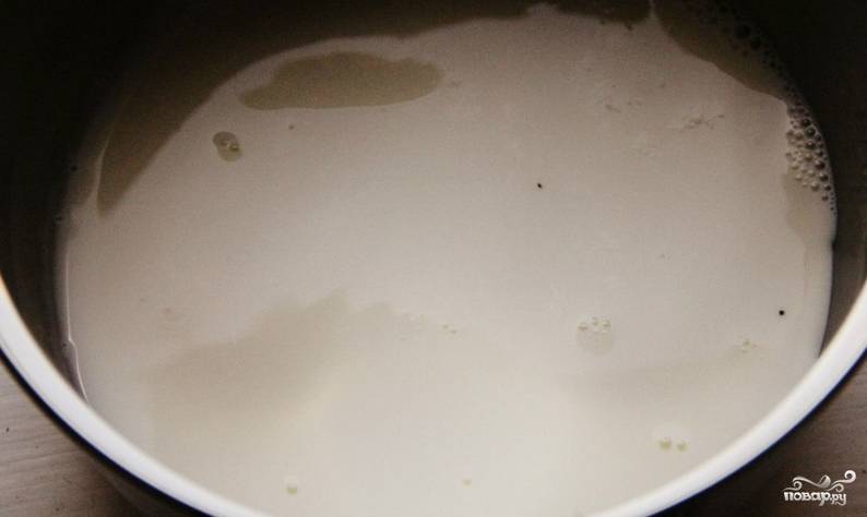 Кипятим в кастрюльке молоко с сахарозаменителем и ванилином.