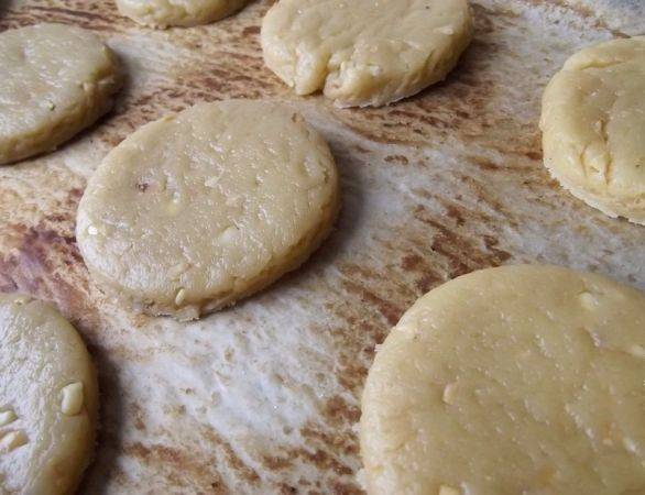 Раскатываем тесто в пласт, толщиной в пол сантиметра и вырезаем печенья. Можно сделать круглые печенья, а можно воспользоваться специальными формочками.