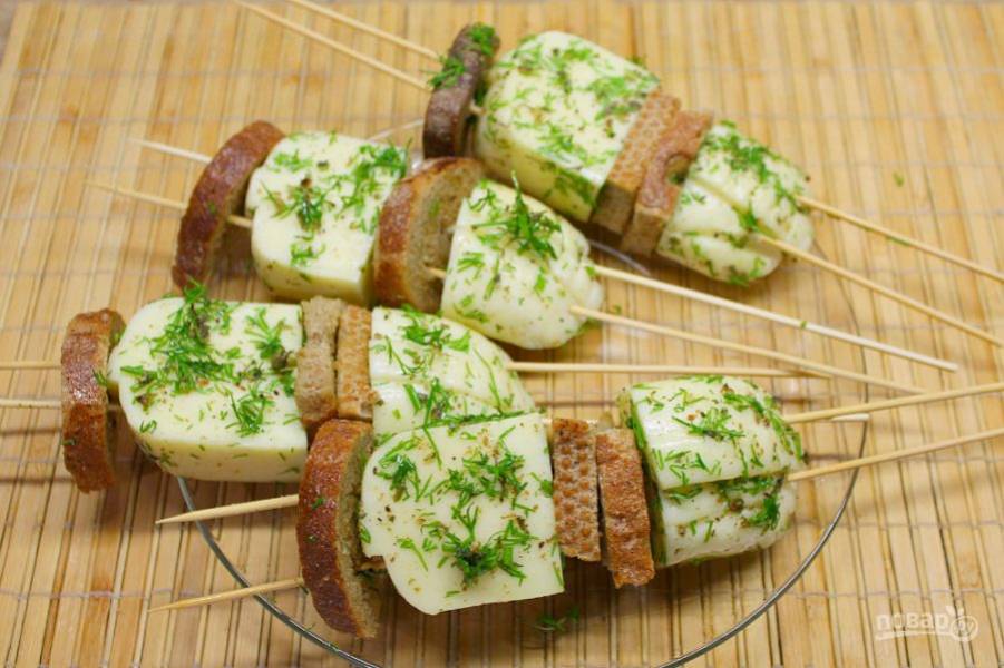 Сыр и хлеб нанизываем на шпажки. 