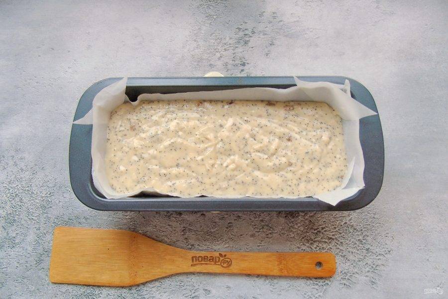 Выложите тесто в форму для кексов.