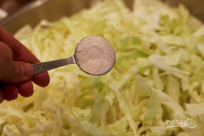 2.	Выложите капусту в большую миску и добавьте столовую ложку соли (лучше морской).