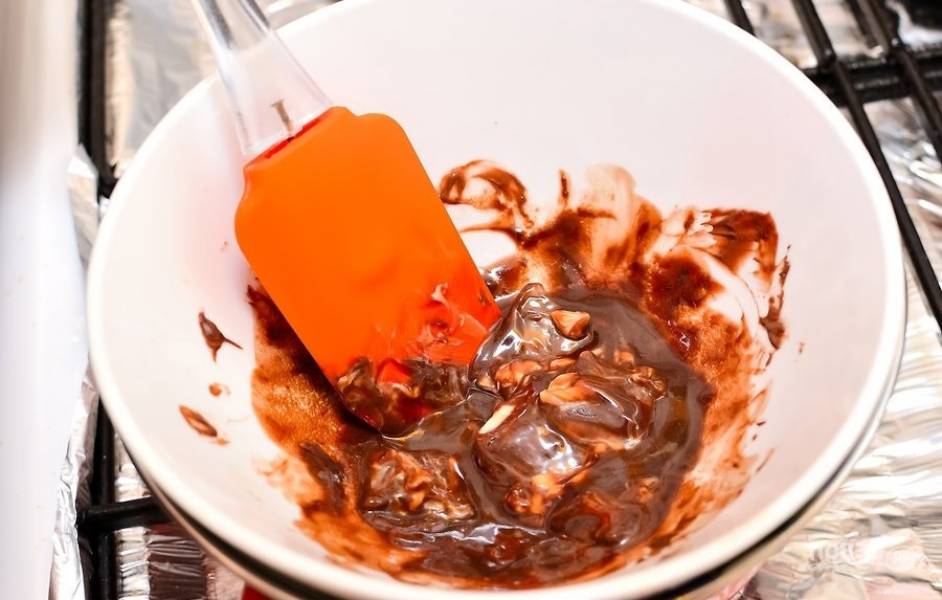 9.	Хорошенько перемешивайте массу лопаткой, чтобы шоколад не сгорел.