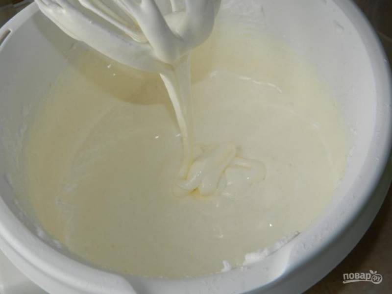 Во взбитые яйца поочередно добавьте муку (с содой и ванилином) и  молочную смесь. Аккуратно мешайте венчиком, чтобы осталась пышность.