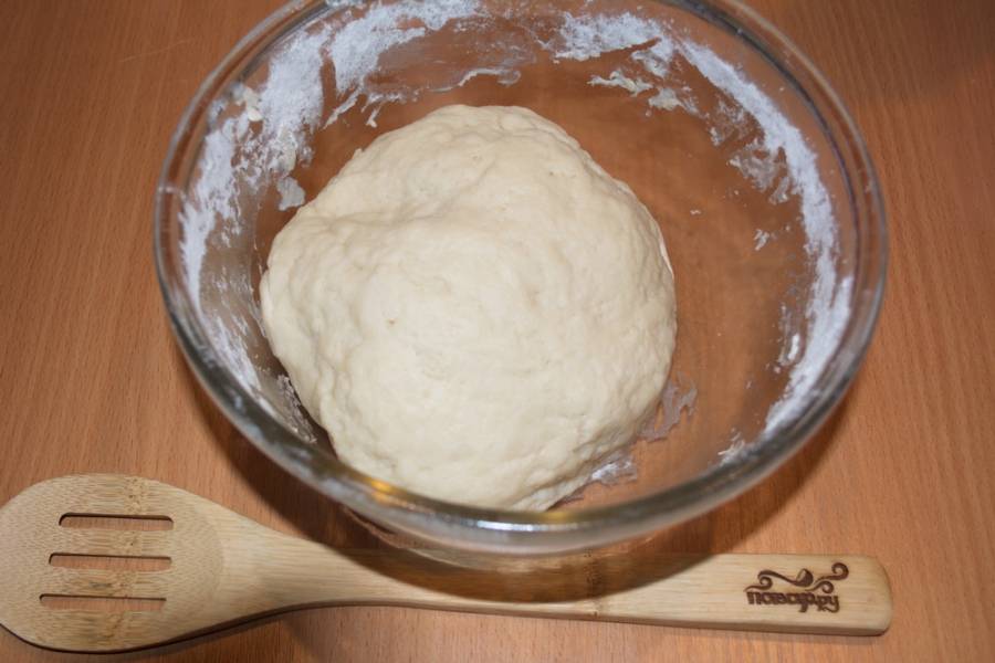 Влейте кипяток, миксером замесите тесто. Не пытайтесь вымешивать тесто руками: оно будет горячим. В конце замеса введите в тесто 3 ст. ложки растительного масла.