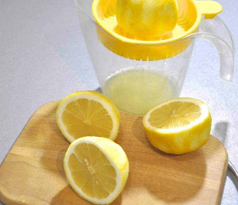 Отожмите через соковыжималку сок двух лимонов.