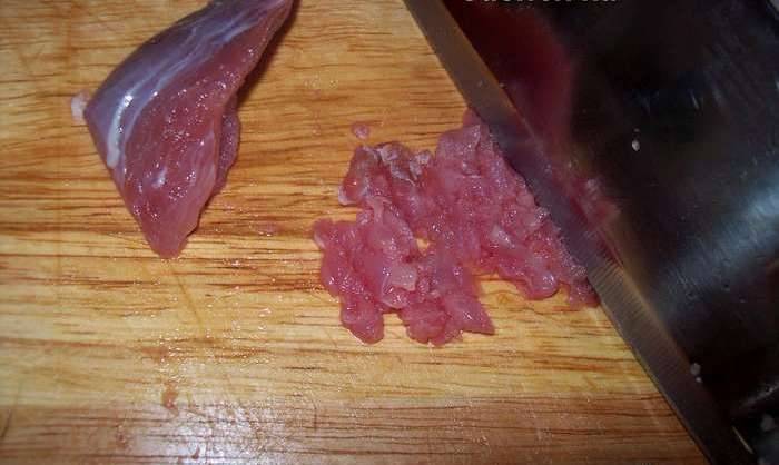 1. На этот раз я решила не брать готовый фарш, а нарубить мясо вручную. Для этого возьмите в равных пропорциях говядину и свинину и нарежьте ножом как можно мельче.