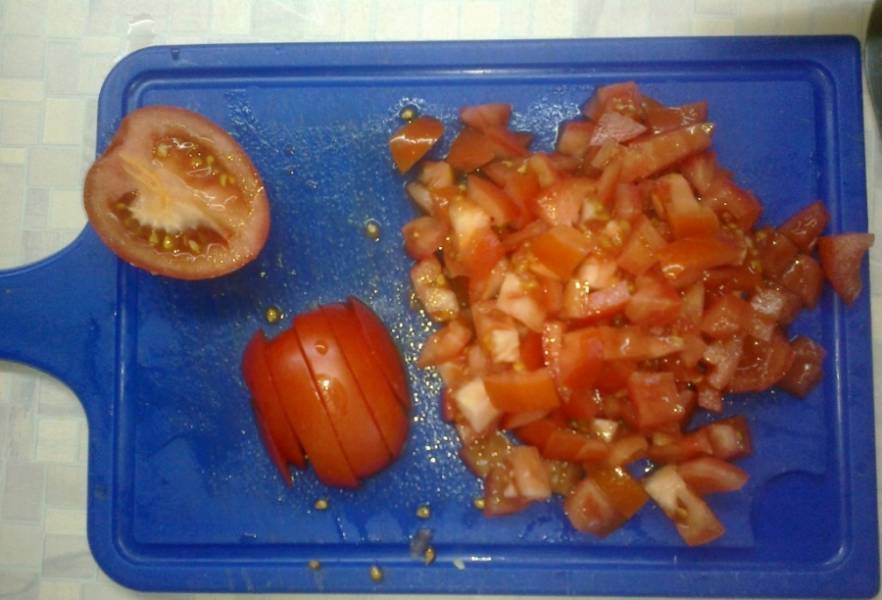 5. Рубим мелко помидоры и отправляем их к овощам и фаршу. Они выступят вместо томатной пасты. При желании можно добавить немного морса.