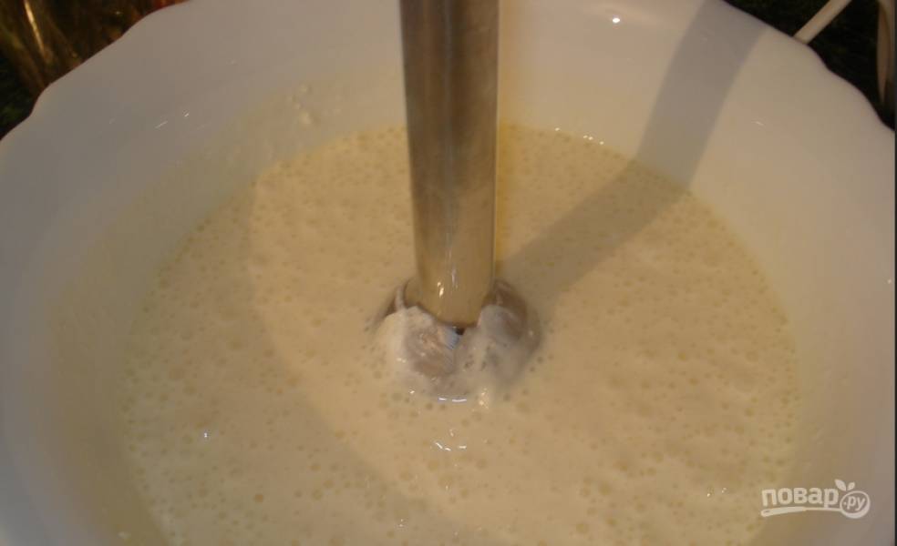 2. Для суфле перетираем в блендере все ингредиенты: оставшийся творог, яйца, сметану, сахар. 