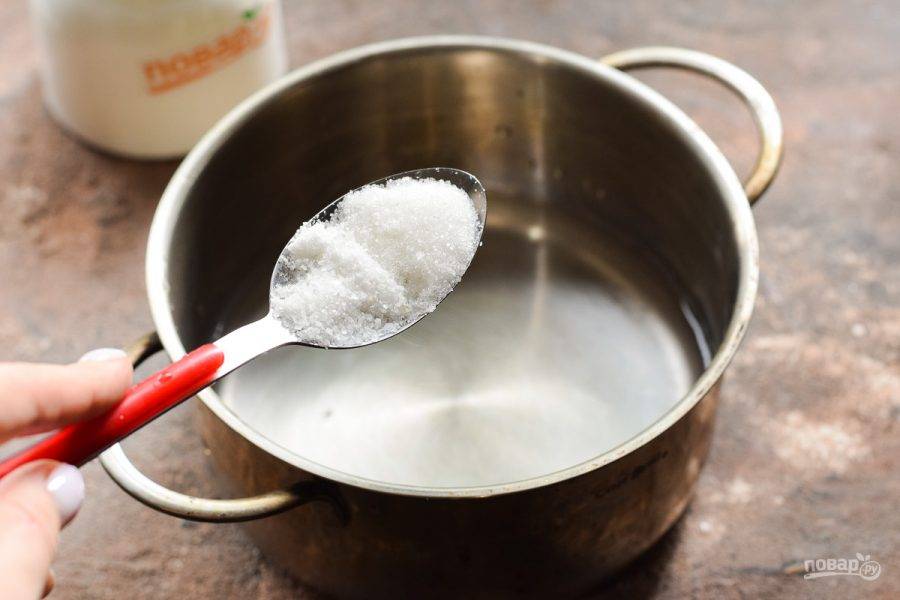 Последний раз слейте воду в кастрюлю, добавьте сахар, соль, проварите минуту и влейте уксус.