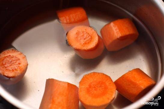 Тем временем, крупно нарезаем морковь и варим 15-20 минут. Морковь должна стать мягкой.