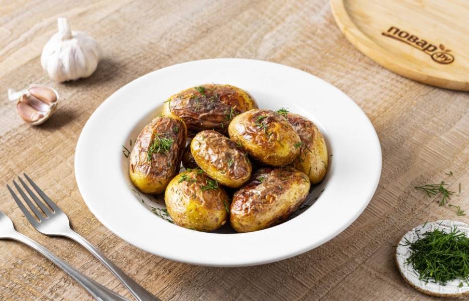 Готовый картофель выложите в тарелку и посыпьте укропом. Приятного вам аппетита!