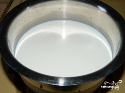 Прокипятите и остудите молоко до 37-40 градусов. Молоко должно быть теплым, но не горячим.