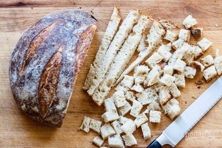 1.	Буханку хлеба нарежьте острым ножом на небольшие квадратики. Смешайте молоко, яйца, ваниль, корицу, добавьте хлеб и перемешайте. Отправьте хлеб минимум на 4 часа в холодильник, можно на ночь.