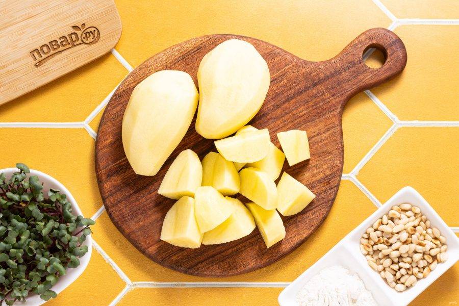 Картофель тщательно помойте, очистите от кожуры и нарежьте на ломтики среднего размера.