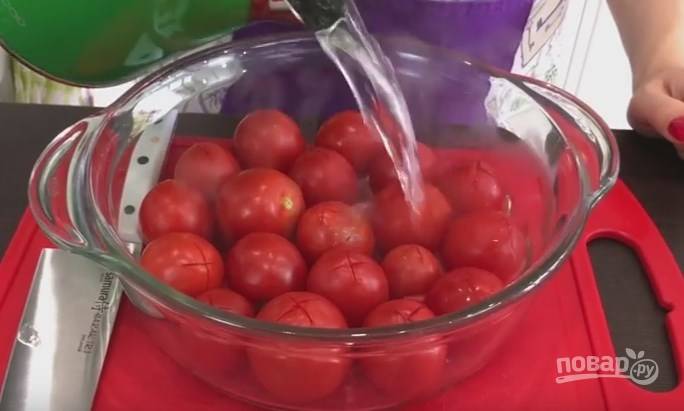 1. Сделайте на помидорах крестообразные надрезы, залейте кипятком на 2 минуты. Затем снимите с помидоров кожицу и натрите овощи на мелкой терке. Добавьте в томатную пасту щепотку базилика и тмина.