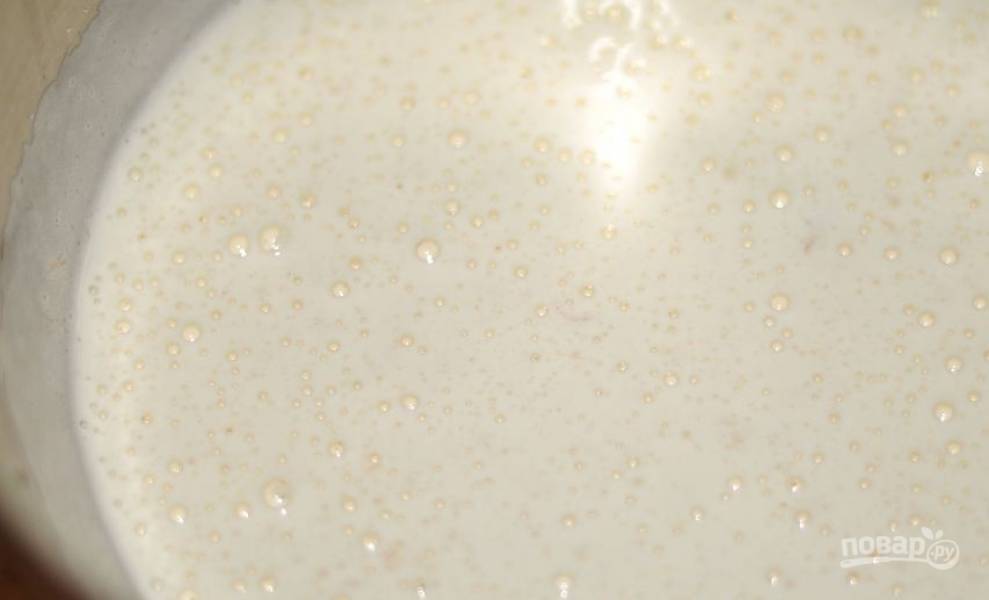 В миску вбейте сырые куриные яйца. Всыпьте к ним стакан сахара и добавьте ванилин. Взбейте яйца с сахаром при помощи миксера на максимальной скорости в пышную пену. 