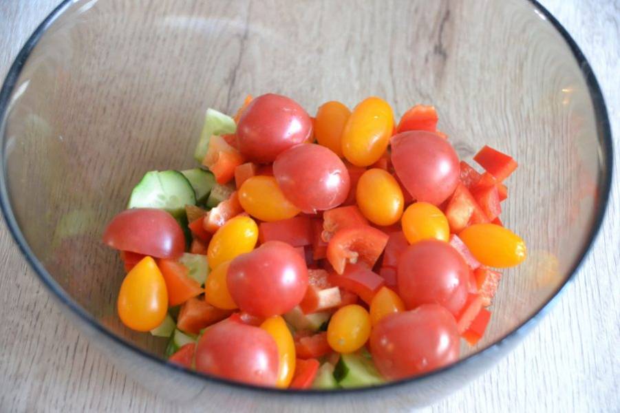 Добавьте в салатник помидорки "черри". Мелкие можно оставить целиком, покрупнее — порезать на половинки или четвертинки.
