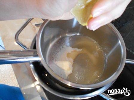 Тем временем на водяной бане растворяем желатин в воде с сахаром и лимонным соком. Помешиваем до растворения желатина. Снимаем с бани, пусть остывает.