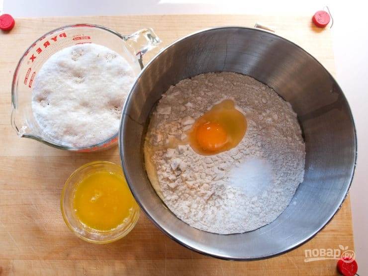 2. В это время сделайте тесто. Смешайте миксером на низкой скорости муку, яйцо, соль и масло в течение 3-х минут. Затем на средней скорости взбивайте ещё 8 минут.
