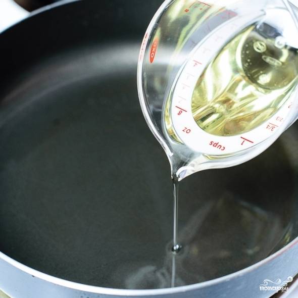 5. В сковороду влейте растительное масло и нагрейте его. Масло не должно быть очень горячим, иначе капуста сверху обгорит, а внутри останется сырой. 