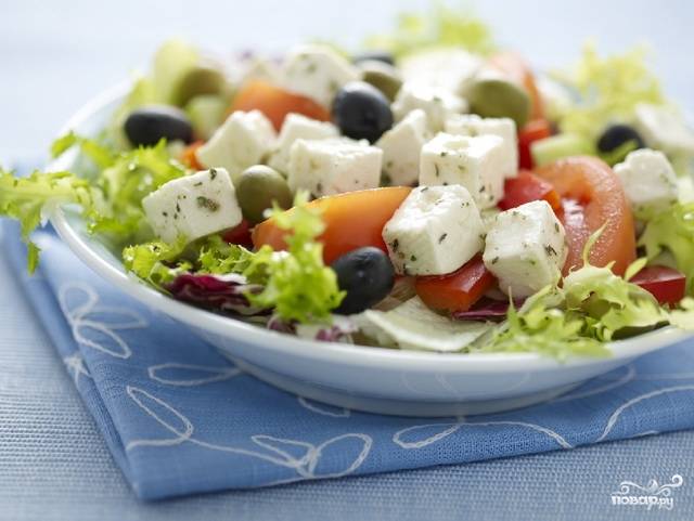 Тёплый салат с жареным сыром и оливками с паприкой — пошаговый рецепт с фото от Bonduelle
