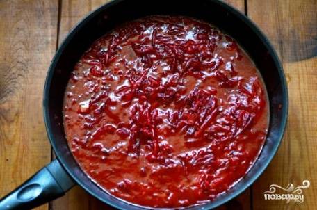 Затем добавляем томатную пасту, хорошо перемешиваем, пару минут обжариваем, добавляем стакан воды и тушим минут 15. 