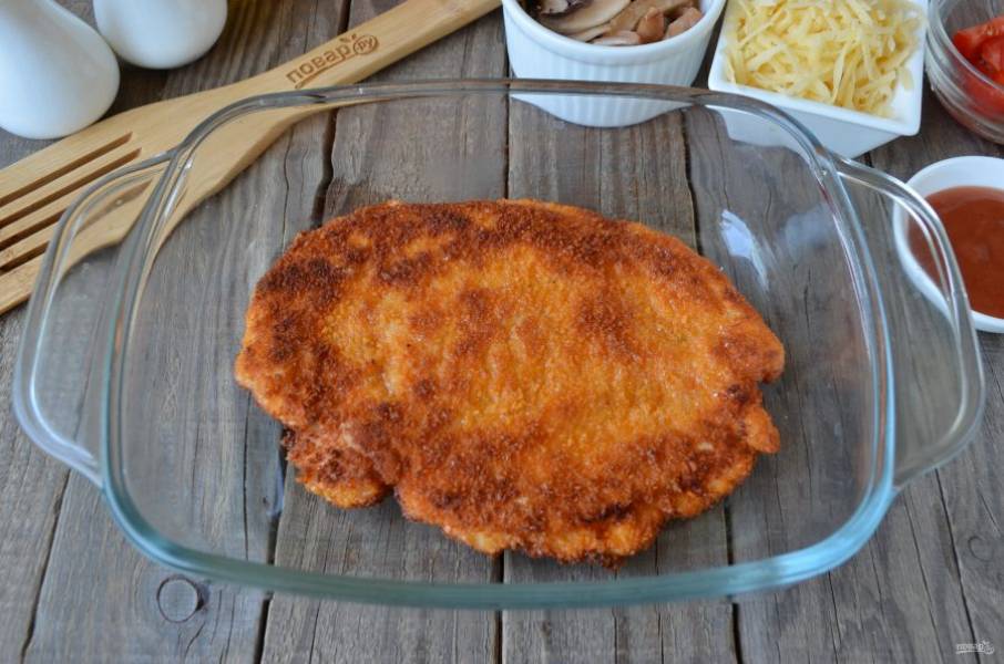 Куриное филе обжарьте в большом количестве масла с двух сторон до готовности. Положите его в огнеупорную форму для запекания.