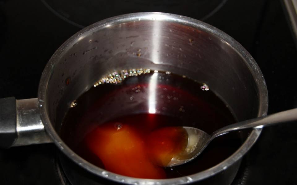 Влейте в сотейник соус терияки, добавьте мед, имбирь, лимонный сок и измельченный чеснок. Кипятим соус на медленном огне, помешивая.