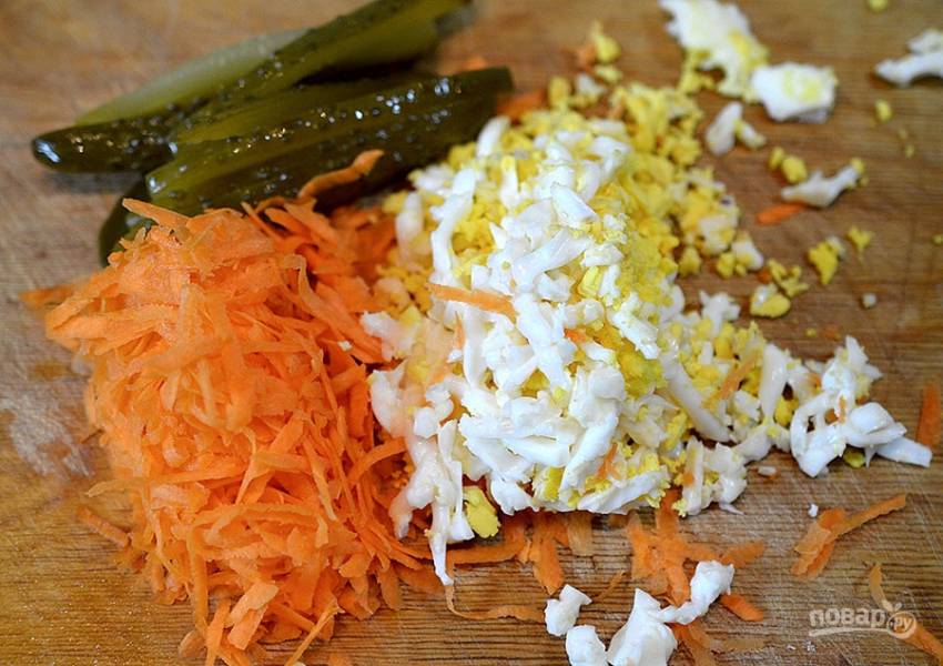1. Для начинки морковь и огурец нарежьте соломкой. Яйцо отварите и натрите на терке.