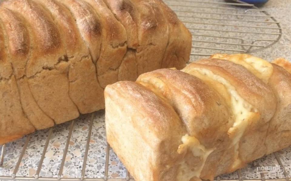 6. Выпекайте хлеб в разогретой до 180 градусов духовке 35 минут. Остудите хлеб в форме в течение 10 минут, после чего остудите его на решетке. Приятного аппетита! 