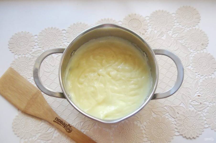 Когда молоко в кастрюле начнет закипать, влейте приготовленную смесь из желтков, сахара и крахмала. Постоянно перемешивая, доведите пудинг до загустения. После хорошо охладите.