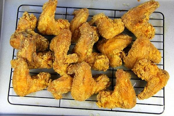Жареные куриные крылышки на сковороде, рецепты с хрустящей корочкой