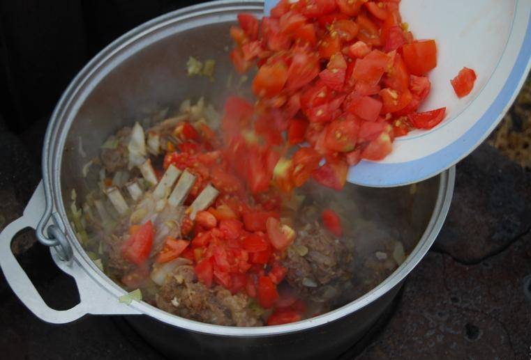 4. После капусты - измельченные помидоры. Сразу же заливаем шулюм водой, чтобы покрыла овощи и мясо. Тушим, пока капуста не станет мягкой.