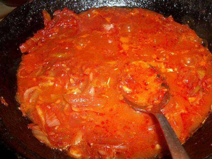 3. Когда лук станет мягким - добавляем томатную пасту, и, постоянно помешивая, обжарим несколько минут. Разбавляем небольшим количеством кипяченой воды.