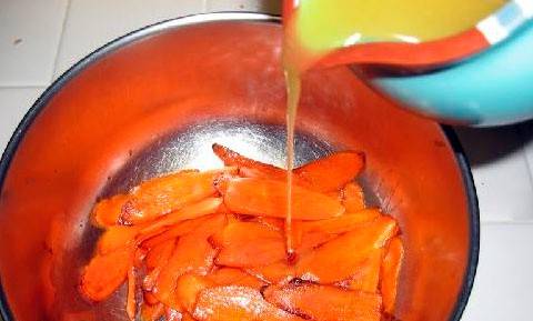 Теперь заливаем слегка золотистую морковь соусом, равномерно распределяя его по поверхности.
