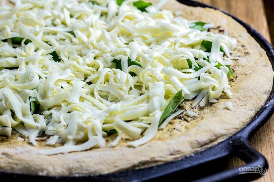 8. Лучше всего взять 2-3 вида твердого сыра и 1 мягкий. Отправьте пиццу в разогретую до 230 градусов духовку минут на 10. 