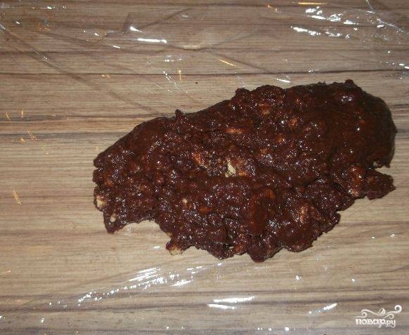 6. Берем пищевую пленку, выкладываем в нее полученную шоколадную массу. Распределяем по длине, формируя "колбаску".
