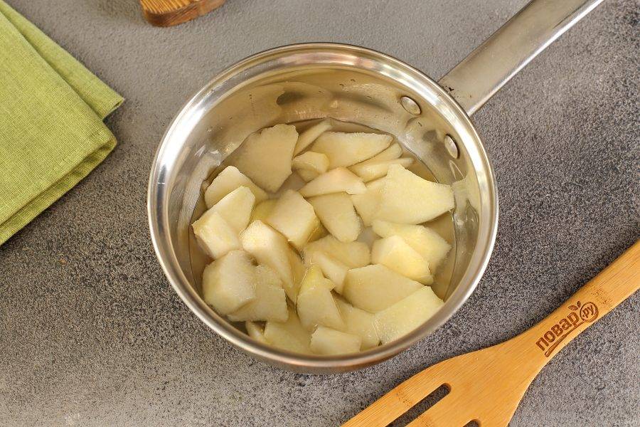 Грушу помойте и подготовьте аналогично. Вода должна лишь слегка покрывать фрукты. Поставьте грушу на плиту и варите до мягкости. Уйдет не более 5-10 минут.