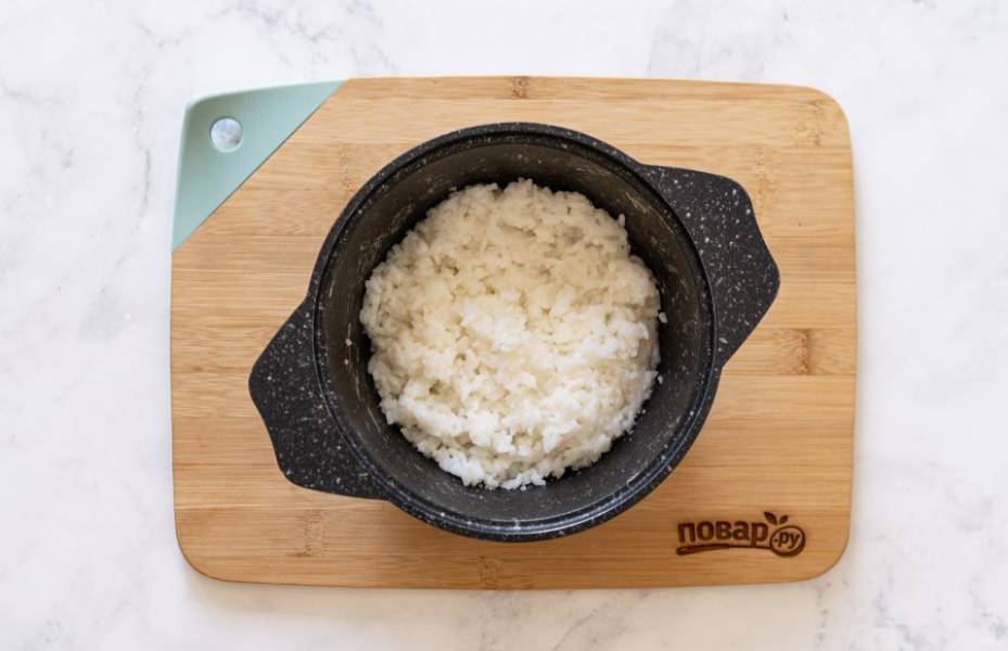 Отварите рис до готовности, влейте рисовый уксус, добавьте сахар и щепотку соли. Перемешайте.