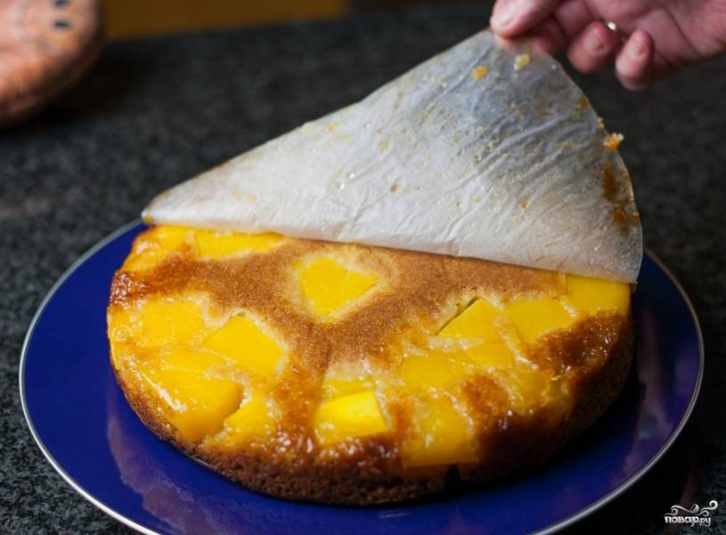 Затем просто переверните форму для выпекания дном вверх, и таким образом достаньте пирог. Уберите пекарскую бумагу. Красивый и вкусный пирог с манго готов.