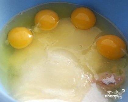 Насыпаем в миску сахар (обычный и ванильный), добавляем яйца, взбиваем очень хорошо до растворения сахара.