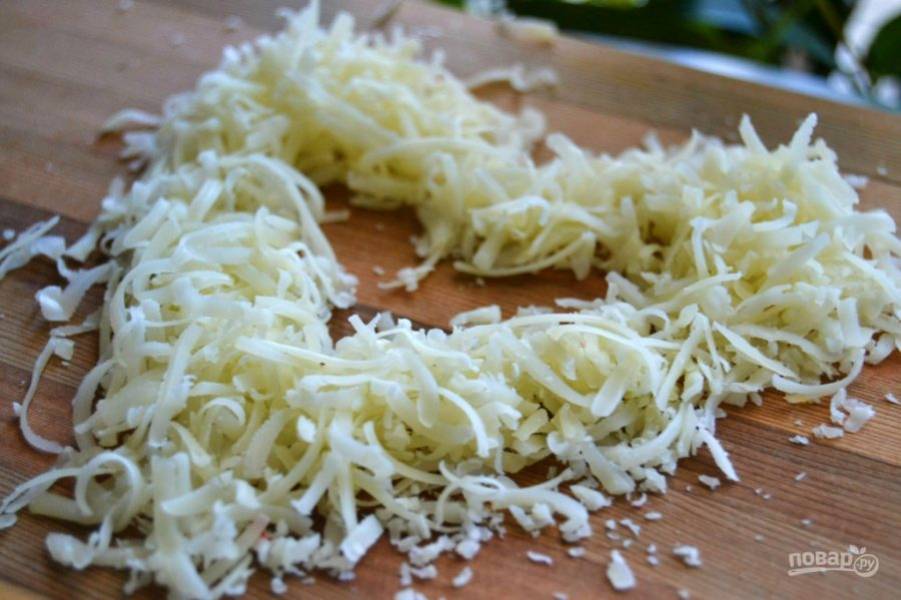 1. Твердый сыр измельчите с помощью терки. 
