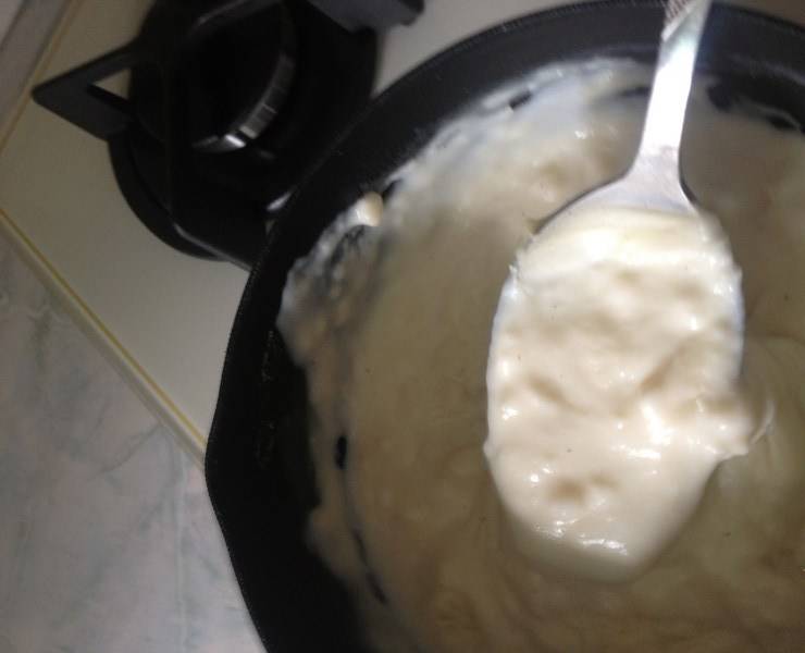 Тем временем на сковороде готовим соус: растапливаем масло, добавляем муку, вливаем молоко, постоянно помешиваем до загустения.