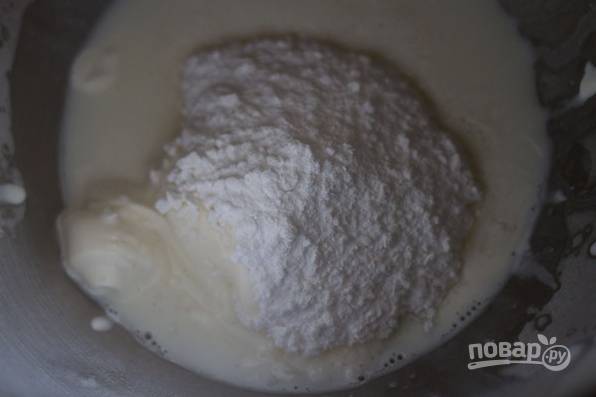 10. Для приготовления крема взбейте сливки с сахарной пудрой (сахаром) до плотных пиков. 