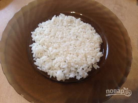 4. Салат мы готовим на 2 порции. Раскладываем рис по тарелкам, разравниваем.