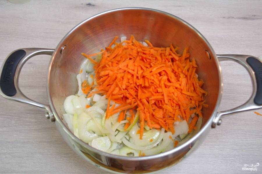 В кастрюлю с толстым дном сложите лук и морковь. Добавьте 2 столовые ложки растительного масла, пассеруйте овощи 3-4 минуты.