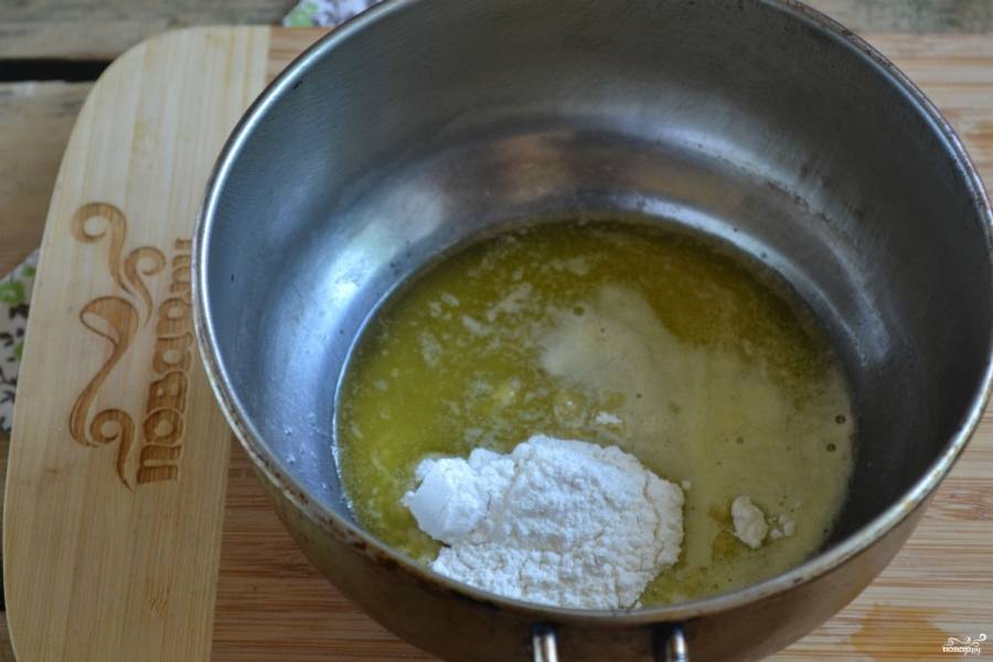 Тем временем приготовьте белый соус. В сотейнике растопите сливочное масло и всыпьте муку. Пассеруйте несколько минут, чтобы мука приобрела слегка золотистый цвет. Затем тонкой струйкой влейте теплое молоко и на медленном огне проварите 4-5 минут. Затем добавьте слегка взбитое яйцо, посолите и хорошо перемешайте получившуюся массу. Белый соус готов.